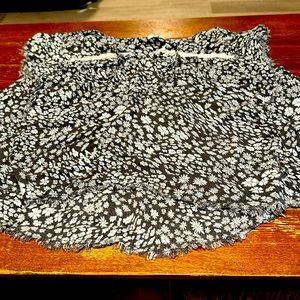 True Craft size 3x.  Black & White with daisies in the fabric. Very cute!!